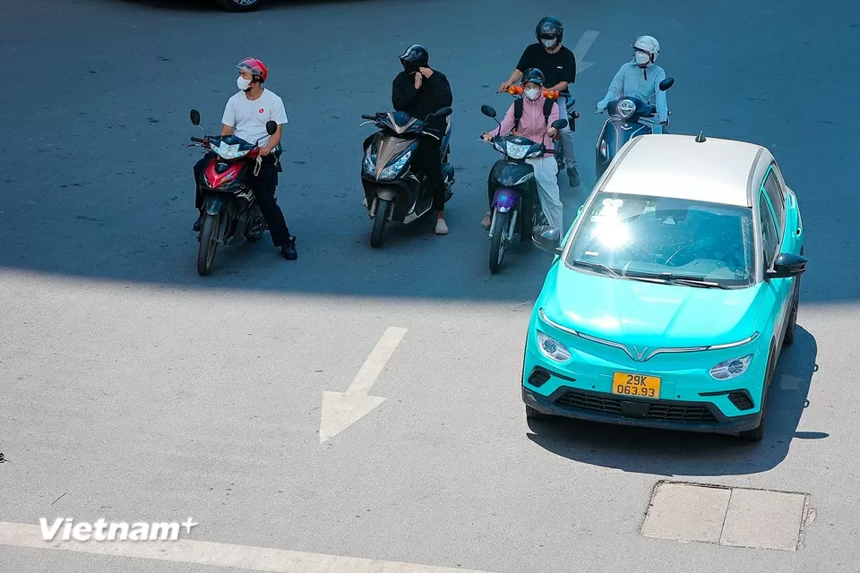 Người dân di chuyển trên đường phố như đổ lửa giữa nắng nóng Hà Nội