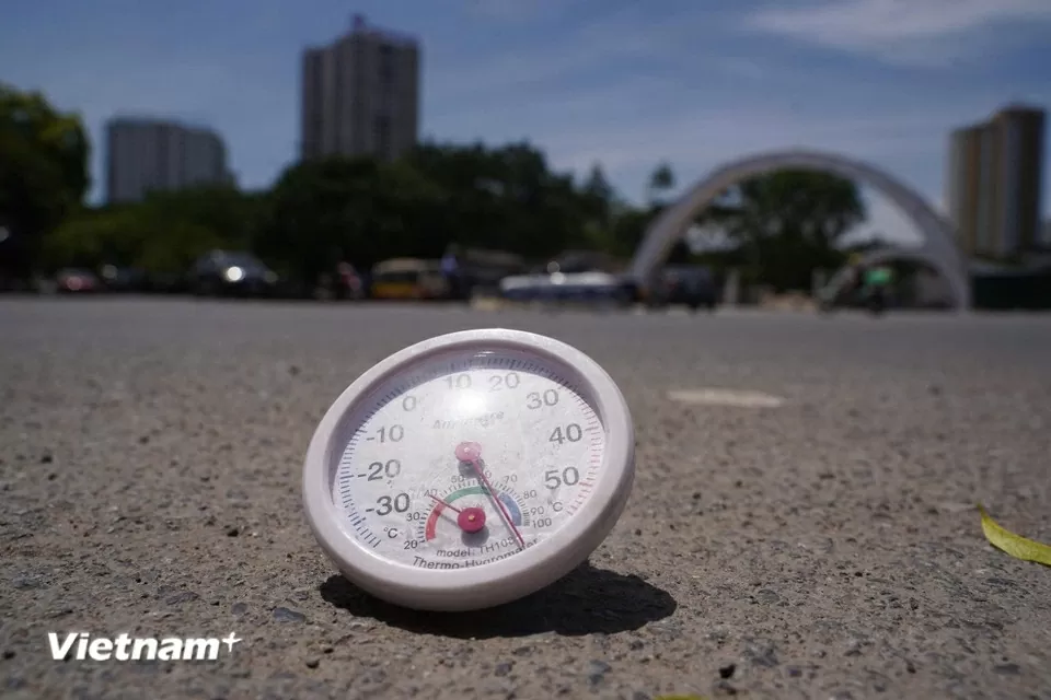 Người dân di chuyển trên đường phố như đổ lửa giữa nắng nóng Hà Nội