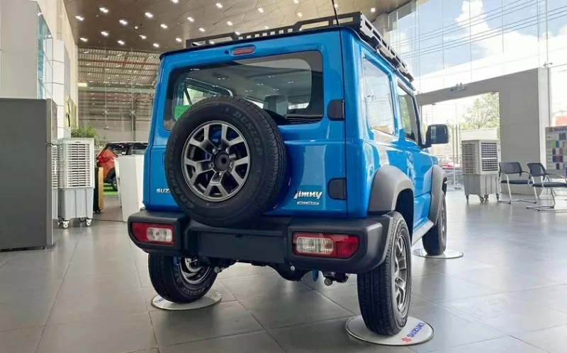Suzuki Jimny sở hữu thân hình nhỏ gọn nhưng lại nổi bật nhờ thiết kế vuông vức, đậm chất SUV truyền thống.