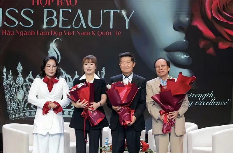 Bà Nguyễn Thị Nhị - Viện trưởng Viện nghiên cứu đào tạo và phát triển thương hiệu quốc gia, Trưởng BTC cuộc thi trao hoa cho các đại biểu đồng hành.