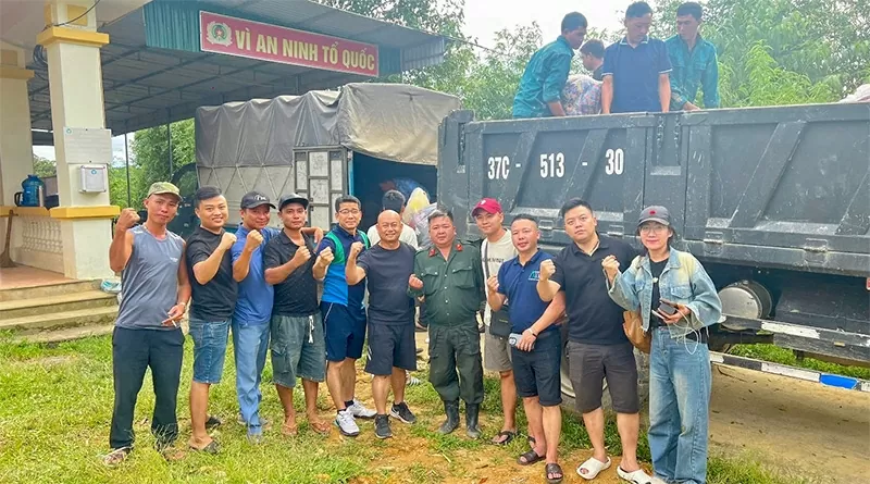 Đoàn thiện nguyện đến với bà con vùng lũ tại Nghệ An.