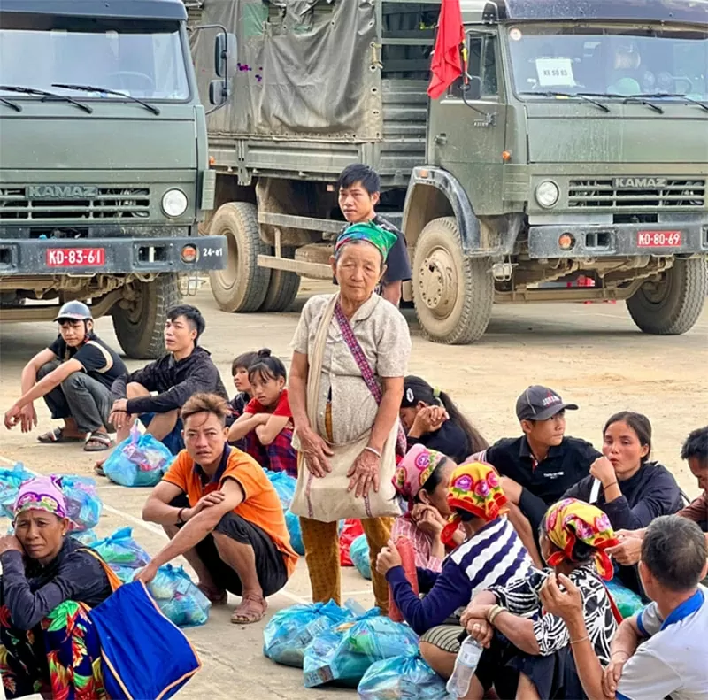 Những suất quà nghĩa tình được trao đến cho bà con.