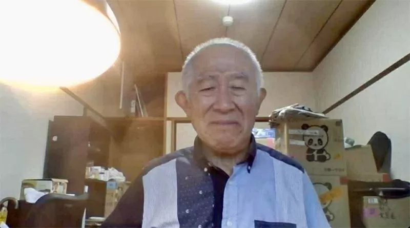 Bà con vùng lũ xếp hàng nhận quà cứu trợ của các mạnh thường quân.