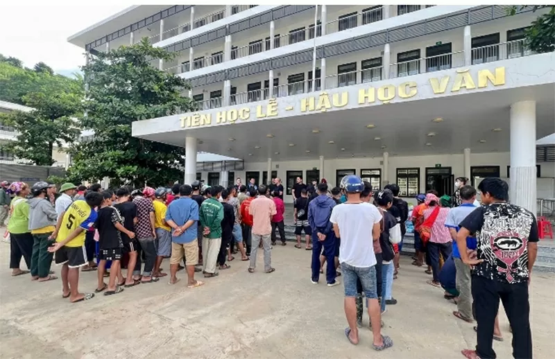 Bà con vùng lũ xếp hàng nhận quà cứu trợ của các mạnh thường quân