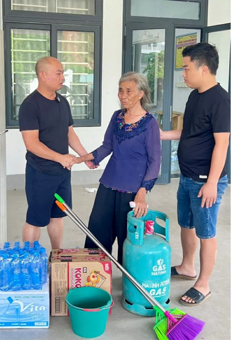 Anh Nguyễn Hữu Lâm (sống tại thành phố Vinh) đại diện trưởng đoàn trao quà cho bà con vùng lũ.