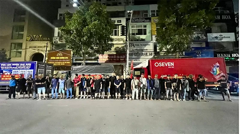 Đoàn xe cứu trợ xuất phát từ thành phố Vinh, Nghệ An đến với vùng lũ.