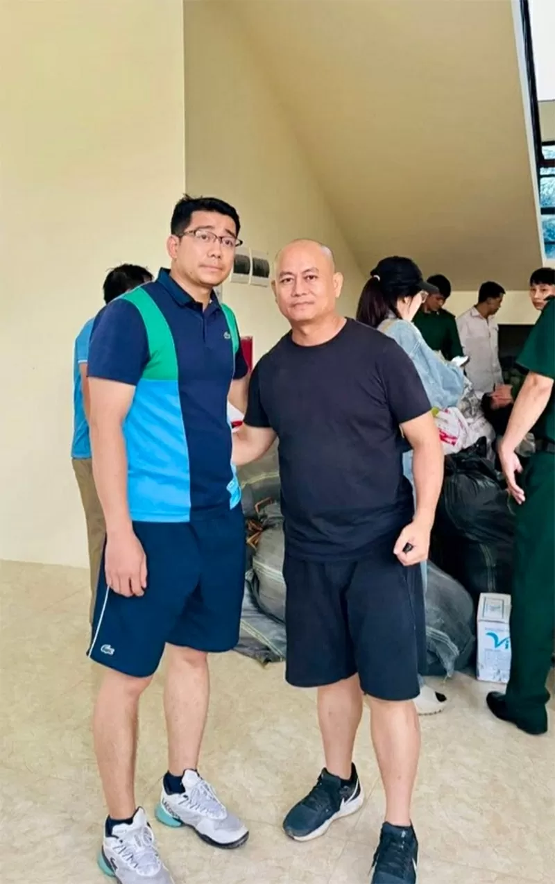 Doanh nhân Phạm Đình Thương – TGĐ SUNSHINE GLOBAL và ông Nguyễn Hữu Lâm (Trưởng đoàn thiện nguyện).