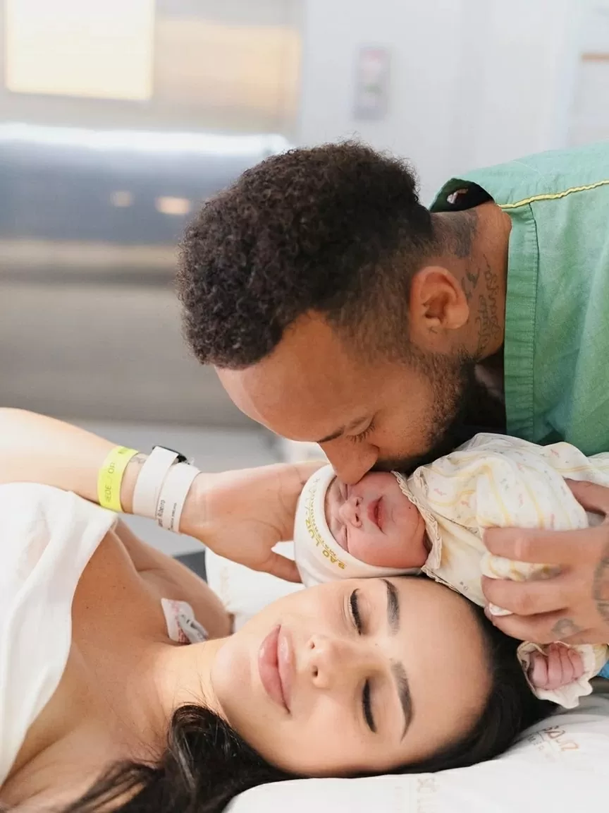 Neymar và những khoảnh khắc đáng yêu cùng gia đình nhỏ