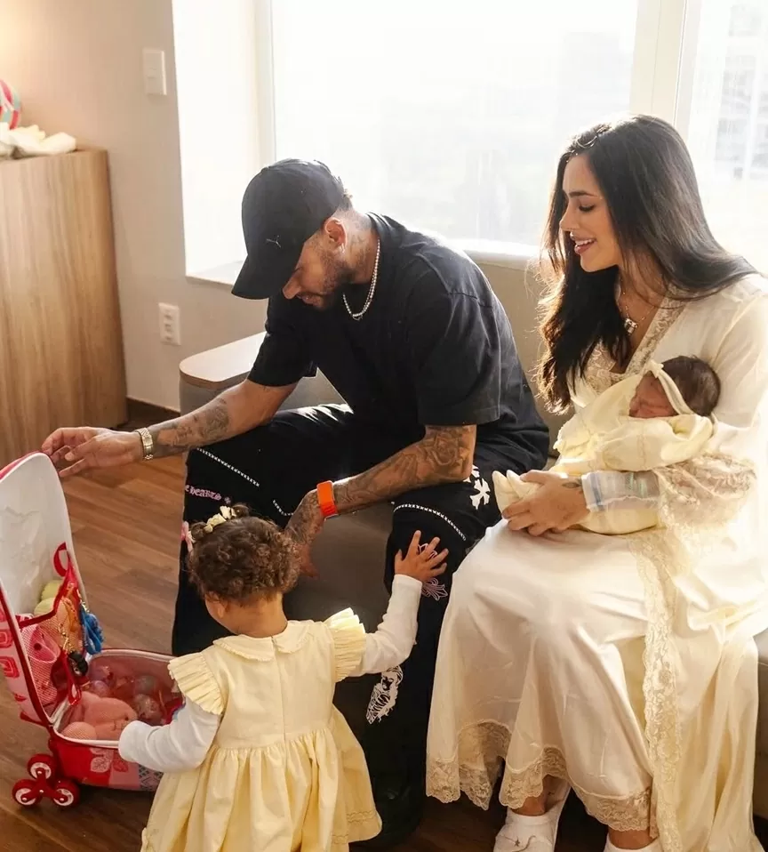 Neymar và những khoảnh khắc đáng yêu cùng gia đình nhỏ