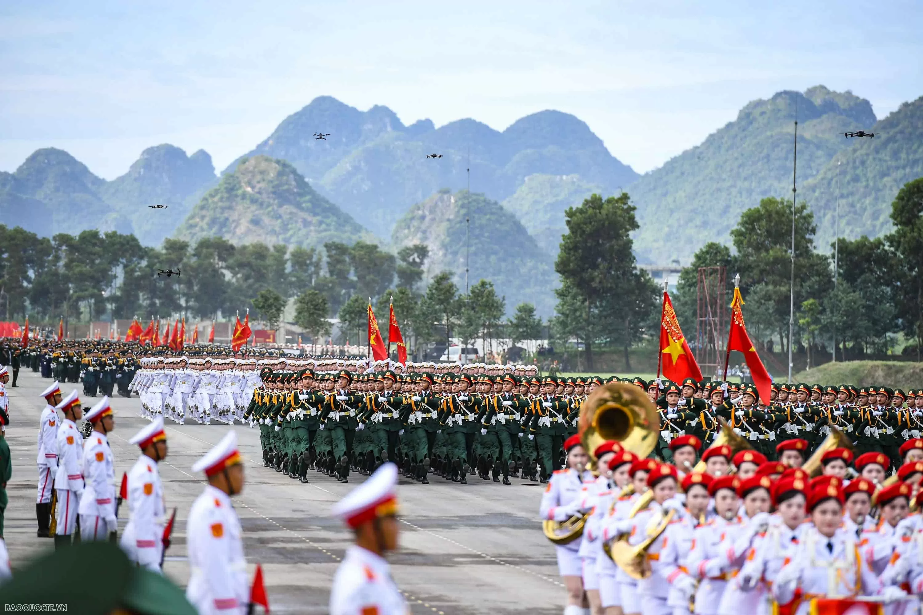 Chiến sĩ diễu binh vượt nắng, thắng mưa luyện tập