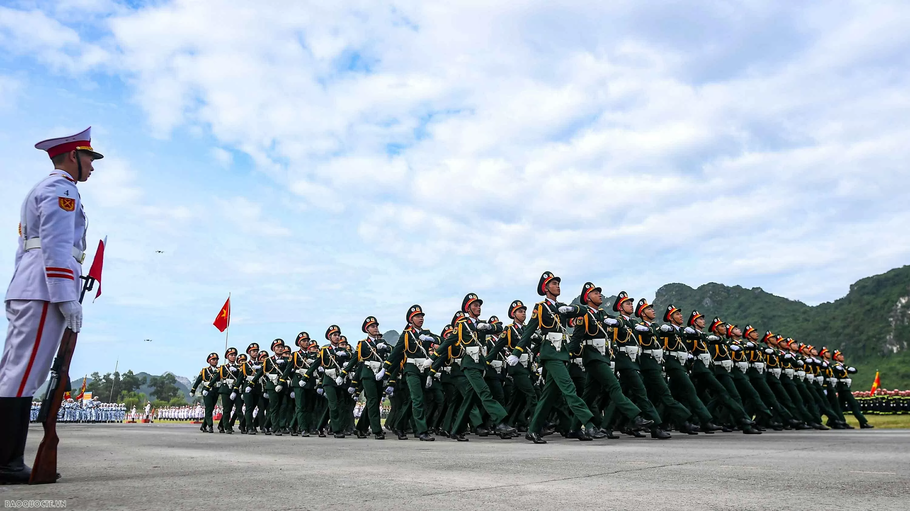 Chiến sĩ diễu binh vượt nắng, thắng mưa luyện tập