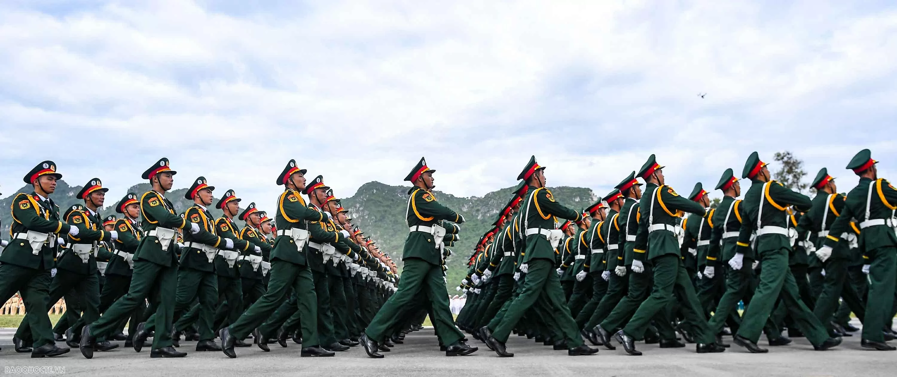 Chiến sĩ diễu binh vượt nắng, thắng mưa luyện tập