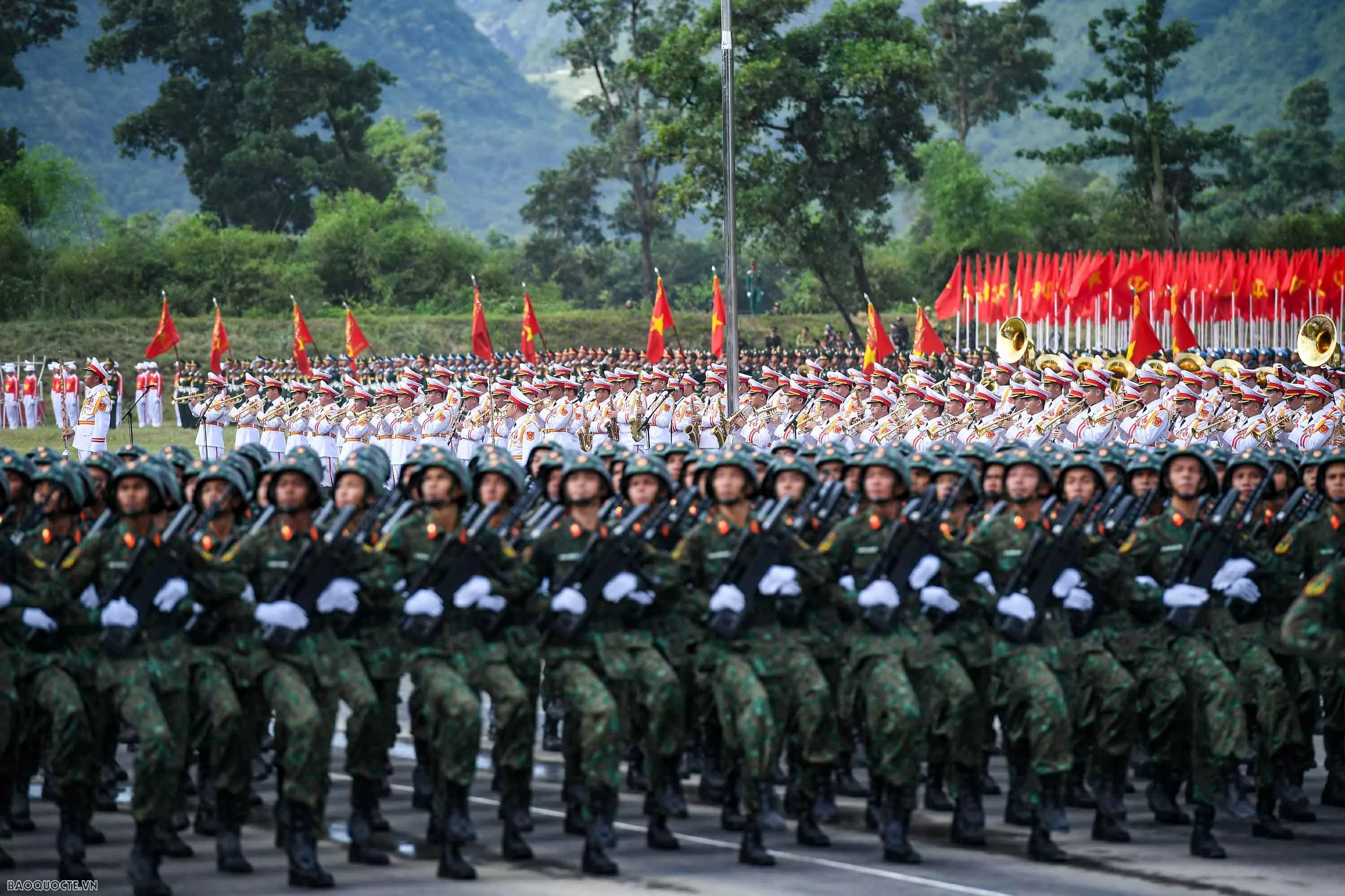 Chiến sĩ diễu binh vượt nắng, thắng mưa luyện tập