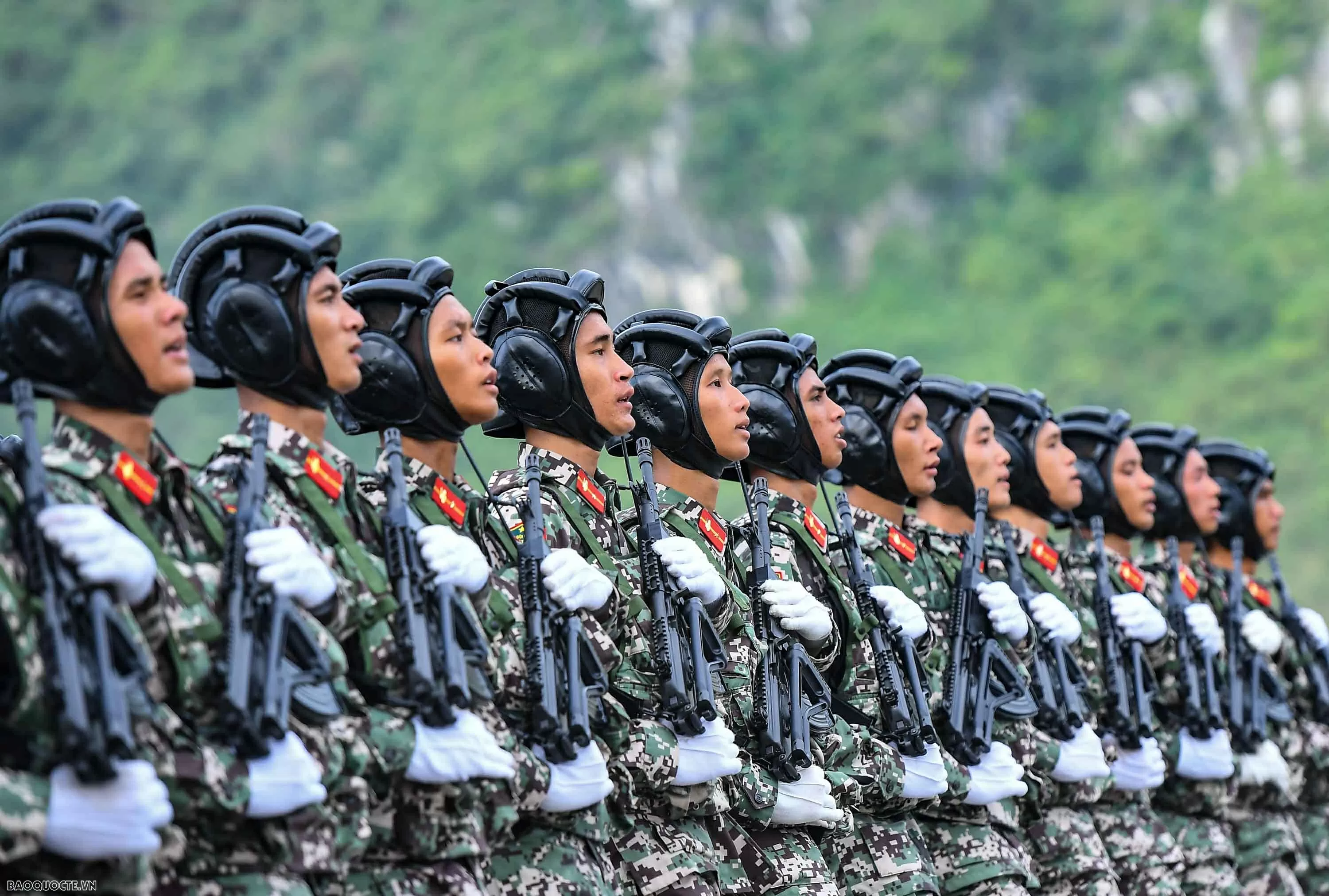 Chiến sĩ diễu binh vượt nắng, thắng mưa luyện tập