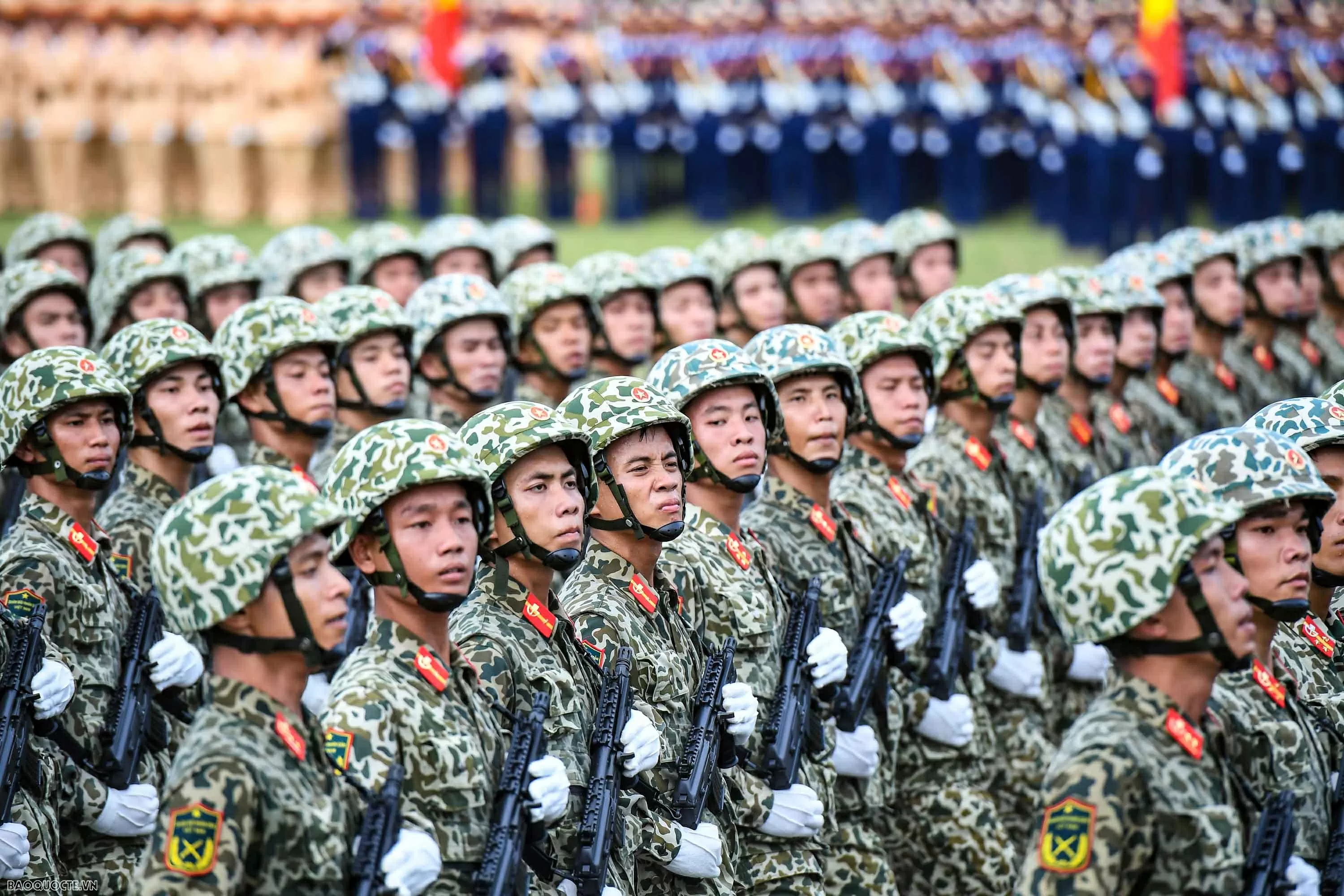 Chiến sĩ diễu binh vượt nắng, thắng mưa luyện tập