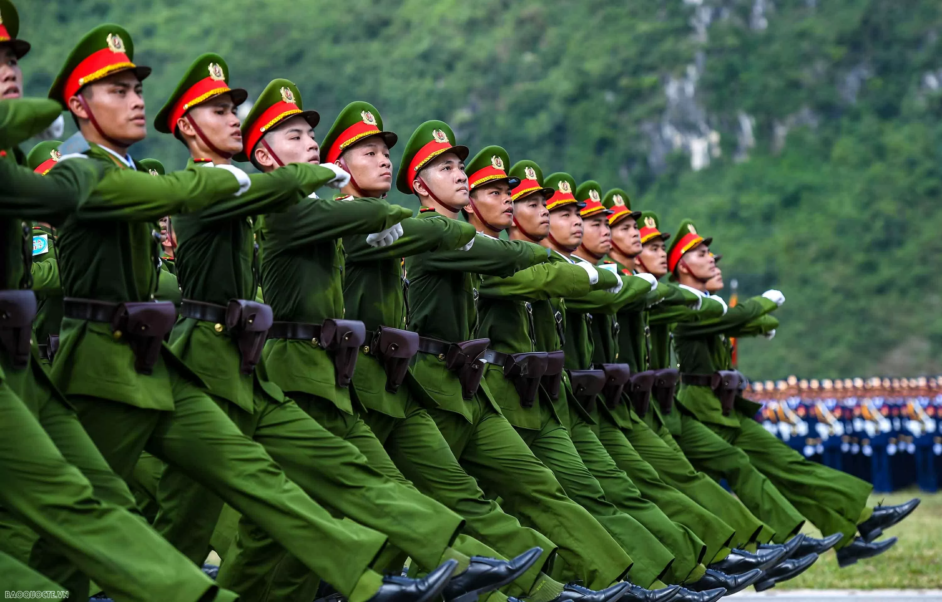 Chiến sĩ diễu binh vượt nắng, thắng mưa luyện tập