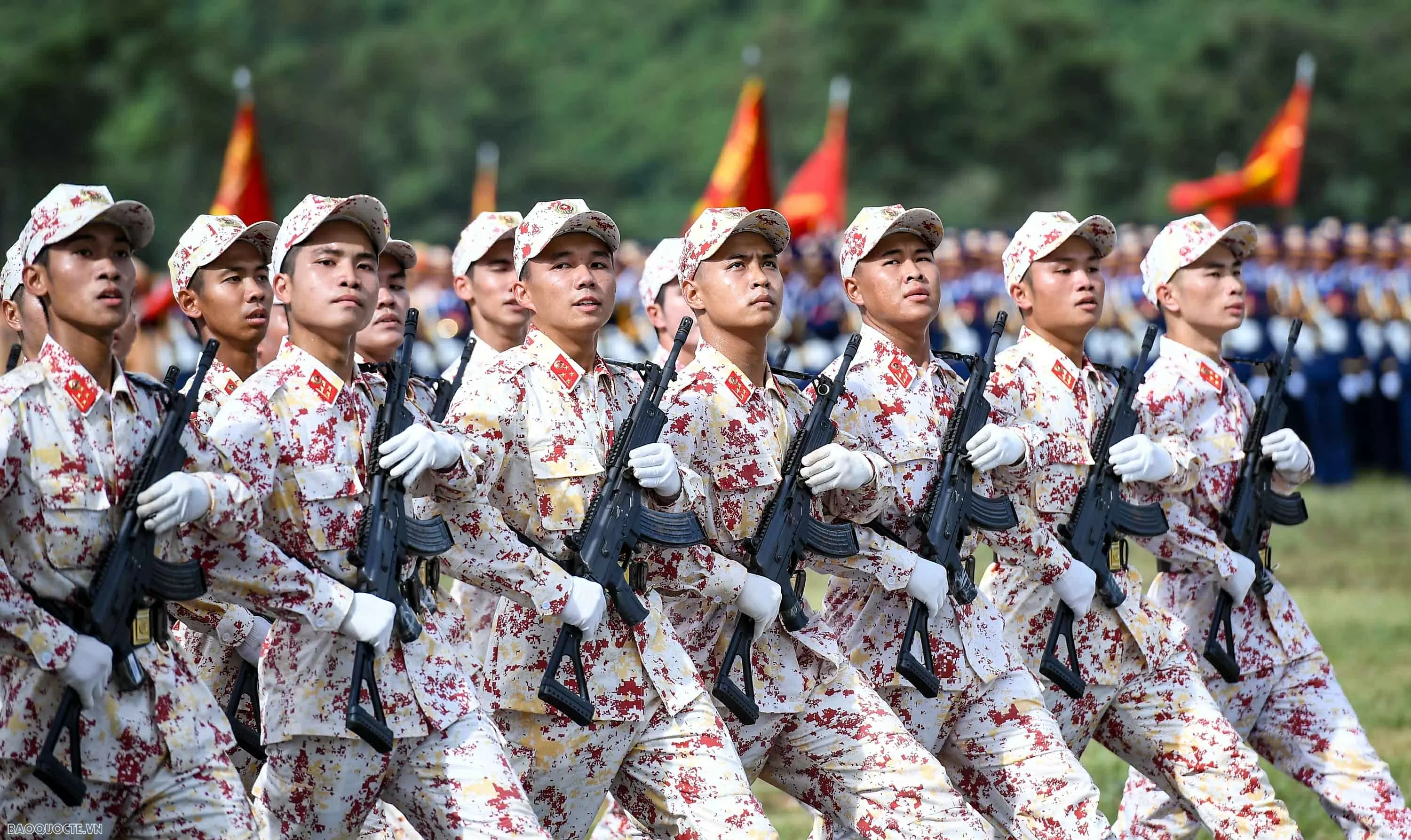 Chiến sĩ diễu binh vượt nắng, thắng mưa luyện tập