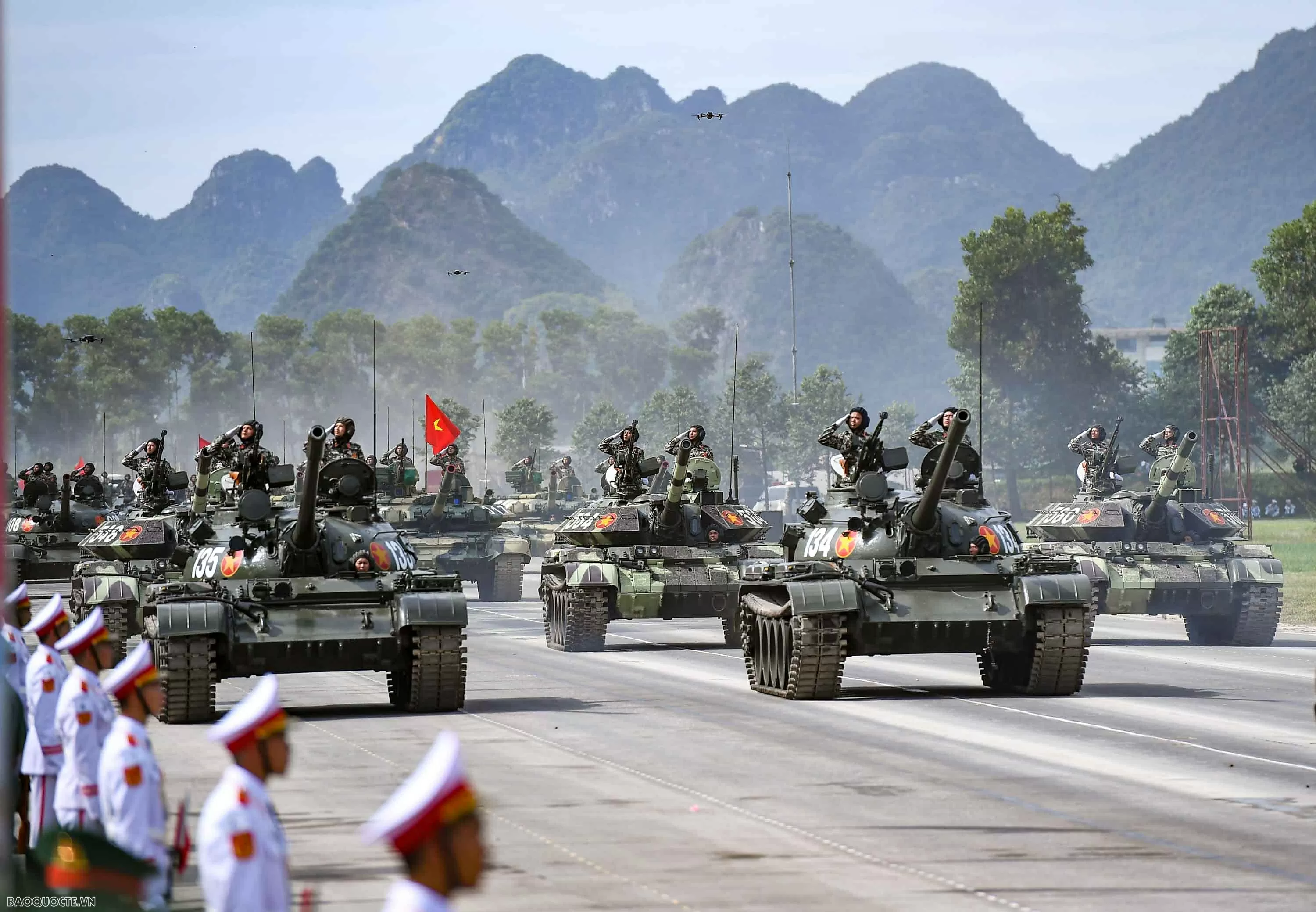 Chiến sĩ diễu binh vượt nắng, thắng mưa luyện tập