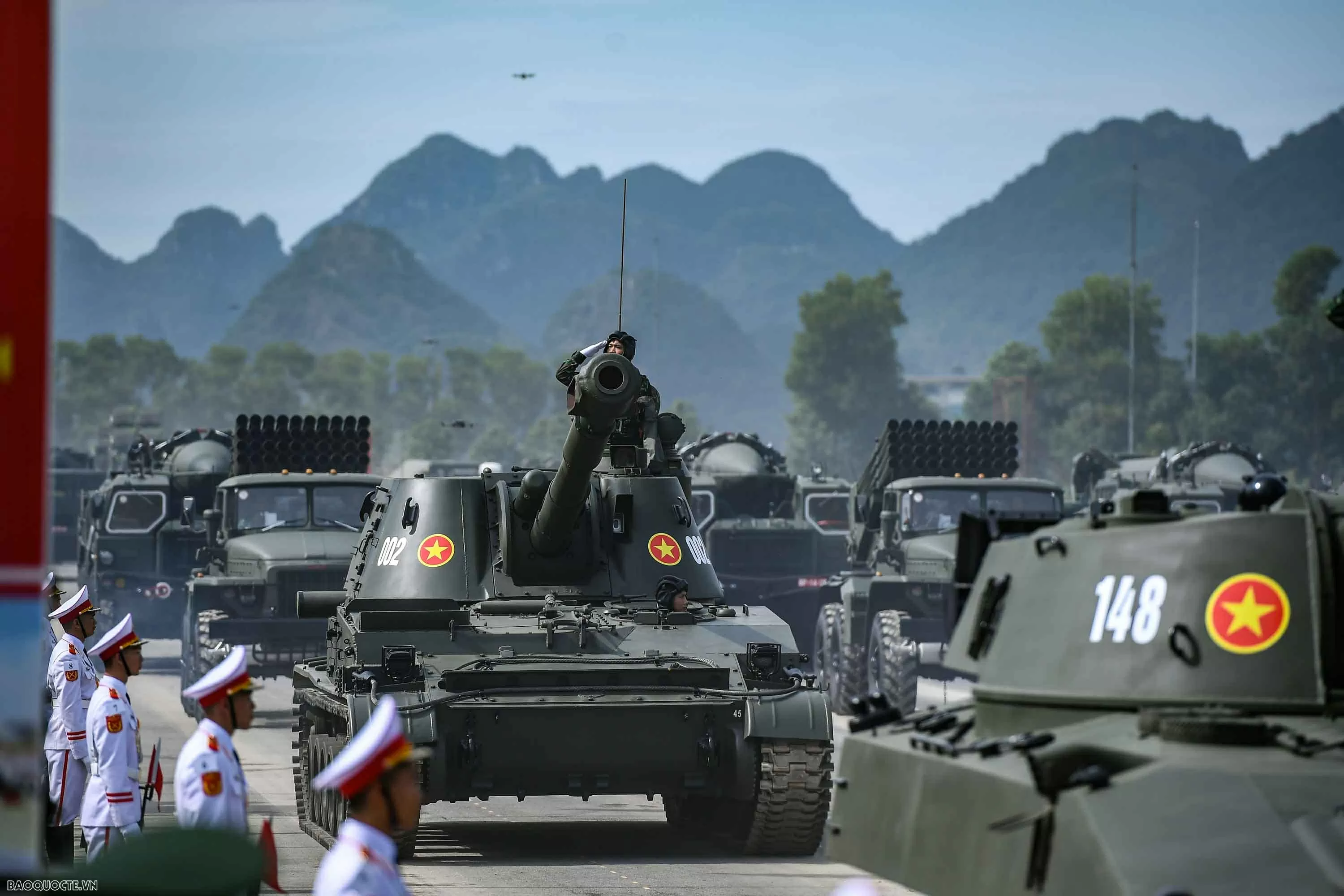 Chiến sĩ diễu binh vượt nắng, thắng mưa luyện tập