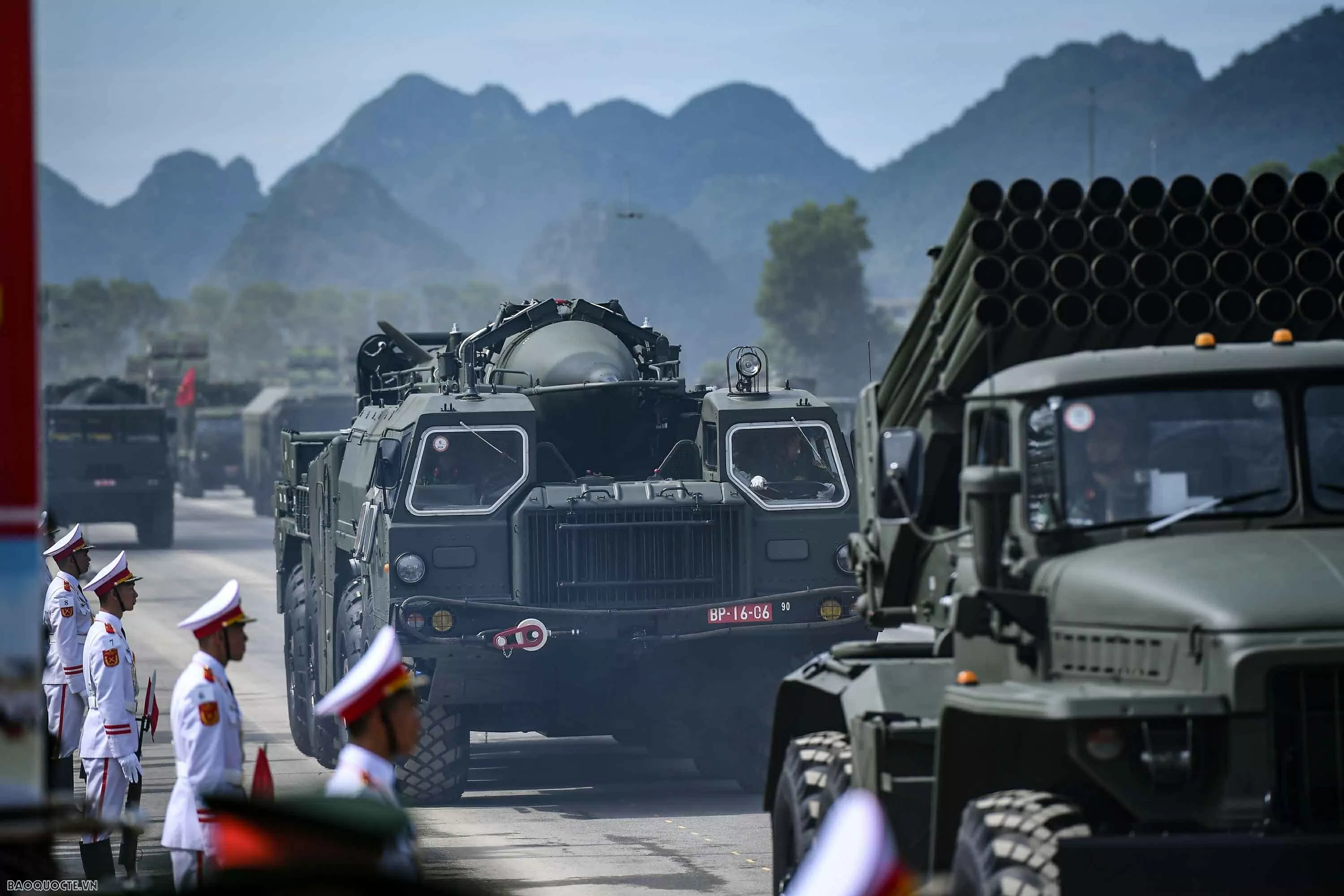 Chiến sĩ diễu binh vượt nắng, thắng mưa luyện tập