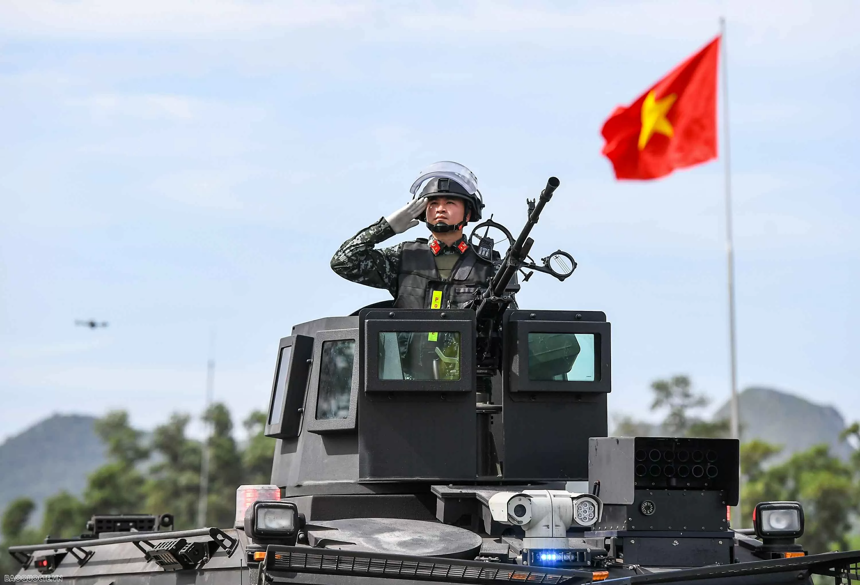 Chiến sĩ diễu binh vượt nắng, thắng mưa luyện tập