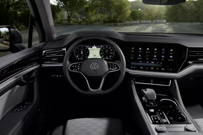 Khoang cabin của Volkswagen Touareg 2025 vẫn giữ nguyên cấu trúc tổng thể quen thuộc, nhưng được nâng cấp vượt trội về mặt công nghệ