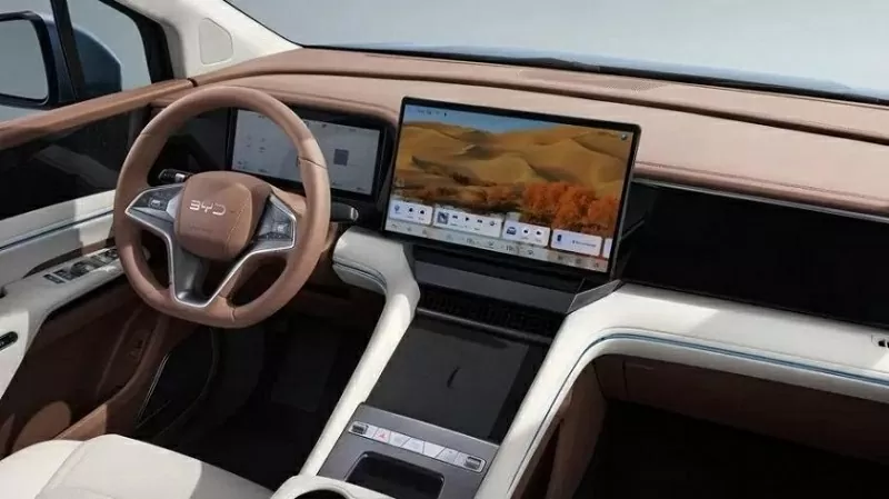 Khoang lái của BYD M9 2025 nổi bật với cụm 3 màn hình.