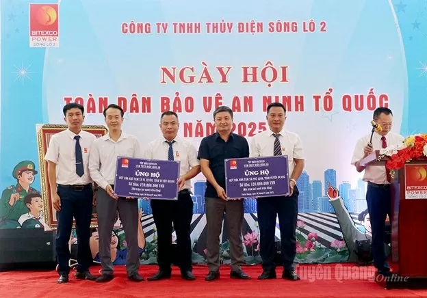 Công ty ủng hộ quỹ xóa nhà tạm cho xã Phú Linh, xã Đạo Đức.