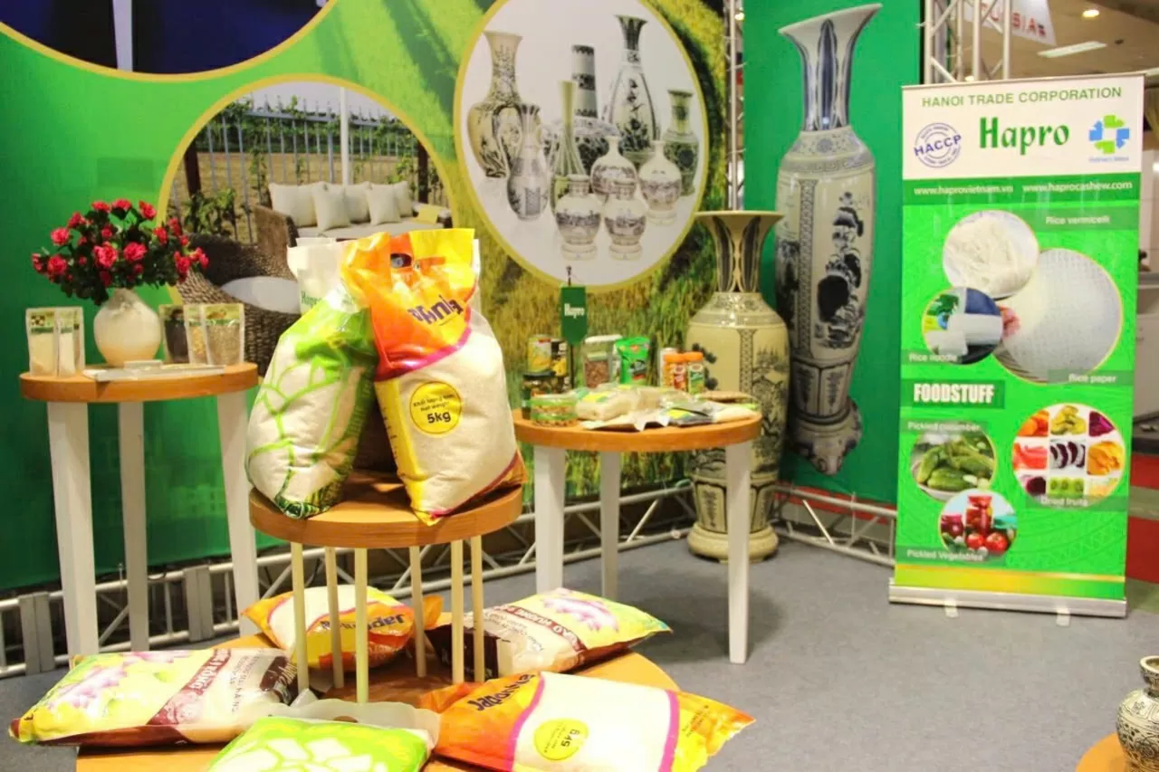 HAPRO kinh doanh trọng tâm hàng nông sản thực phẩm; kinh doanh thương mại nội địa gồm phát triển chuỗi Siêu thị, cửa hàng tiện ích Hapromart, Haprofood, bán buôn, bán lẻ. HAPRO kinh doanh trọng tâm hàng nông sản thực phẩm; kinh doanh thương mại nội địa gồm phát triển chuỗi Siêu thị, cửa hàng tiện ích Hapromart, Haprofood, bán buôn, bán lẻ.