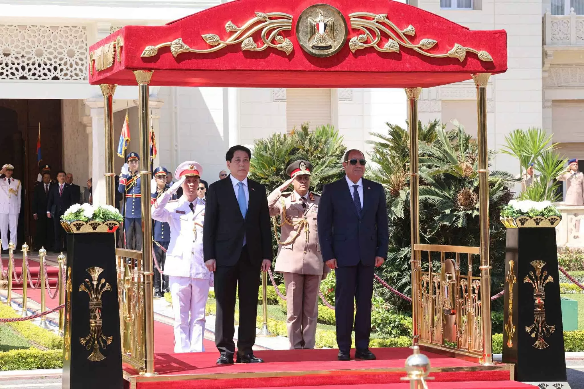 Chủ tịch nước Lương Cường và Tổng thống Ai Cập Abdel Fattah El-Sisi trên bục danh dự nghe quân nhạc cử quốc thiều hai nước. Chủ tịch nước Lương Cường và Tổng thống Ai Cập Abdel Fattah El-Sisi trên bục danh dự nghe quân nhạc cử quốc thiều hai nước.