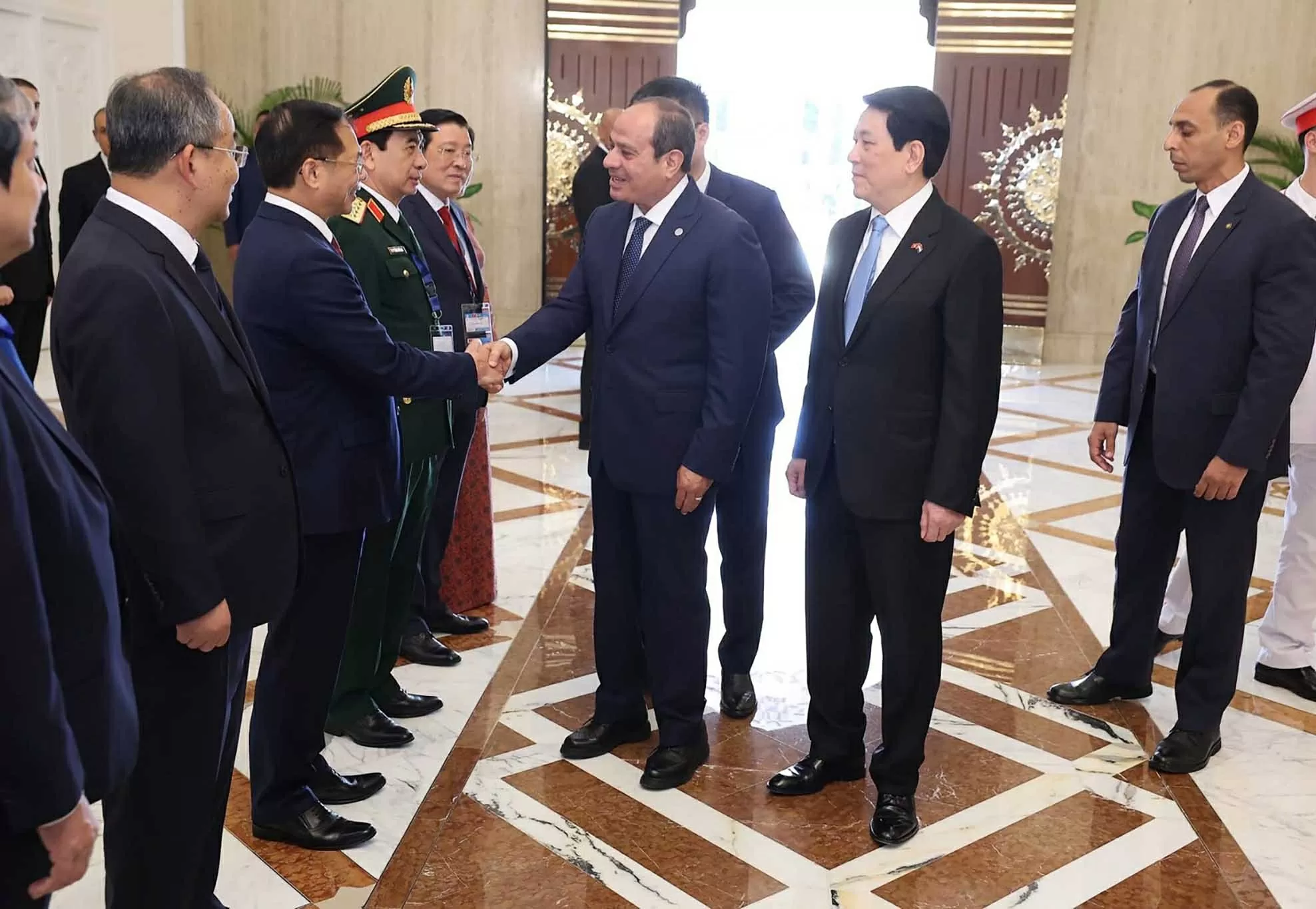 Chủ tịch nước Lương Cường giới thiệu với Tổng thống Ai Cập Abdel Fattah El-Sisi các đại biểu Việt Nam.