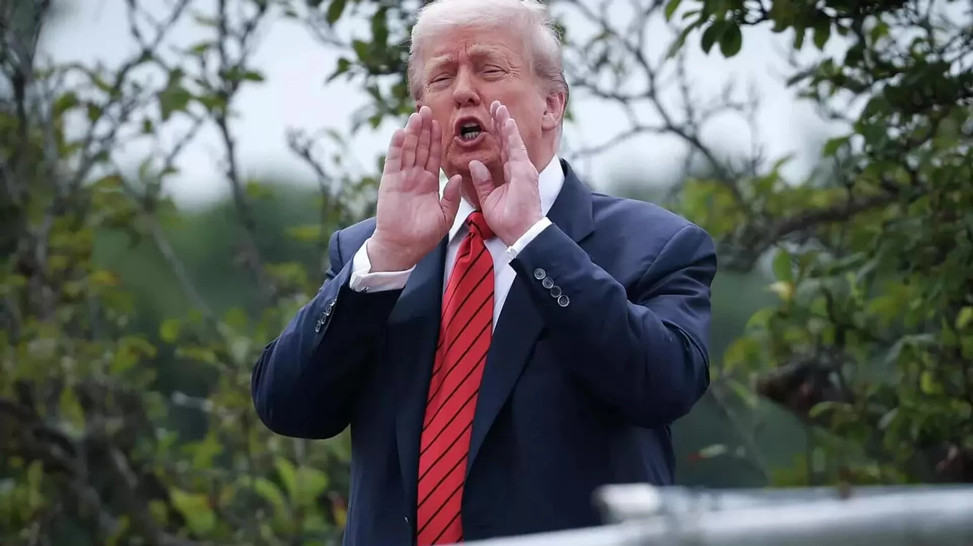 Tổng thống Trump tuyên bố đang nỗ lực đưa Mỹ thoát khỏi xung đột Ukraine, nói về quyết định áp thuế Nga Tổng thống Trump tuyên bố đang nỗ lực đưa Mỹ thoát khỏi xung đột Ukraine, nói về quyết định áp thuế Nga