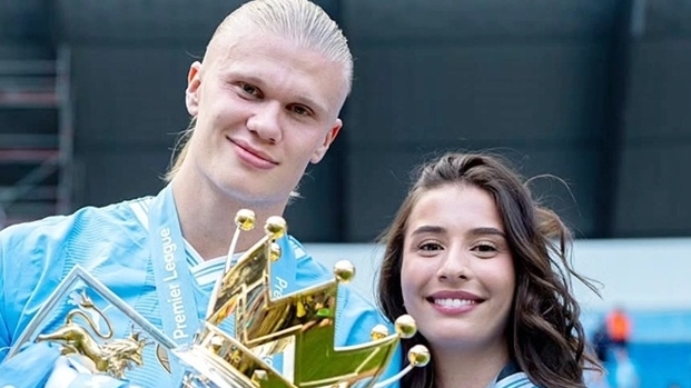 Bạn gái Erling Haaland ghi điểm với làn da bánh mật hoàn hảo và nụ cười rạng rỡ