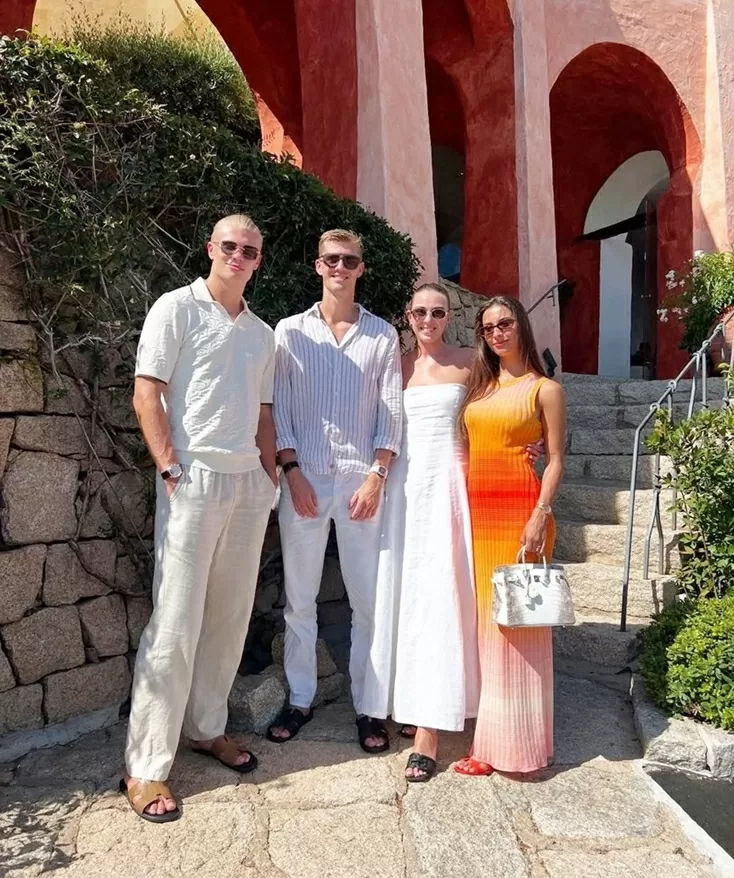 Bạn gái Erling Haaland ghi điểm với làn da bánh mật hoàn hảo và nụ cười rạng rỡ