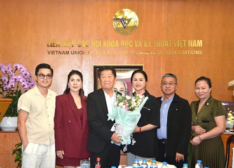 Đại diện EPMA tặng hoa chúc mừng ông Peter Palangpoul Đại diện EPMA tặng hoa chúc mừng ông Peter Palangpoul