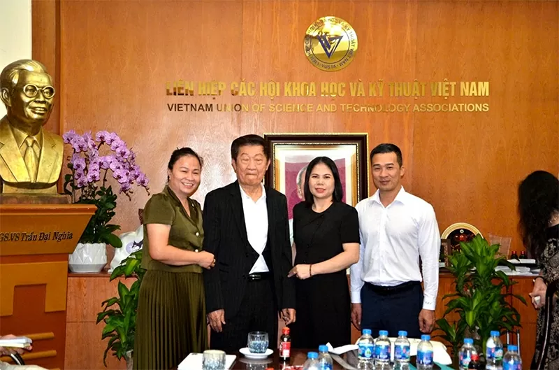 Đại diện EPMA chụp ảnh cùng ông Peter Palangpoul Đại diện EPMA chụp ảnh cùng ông Peter Palangpoul