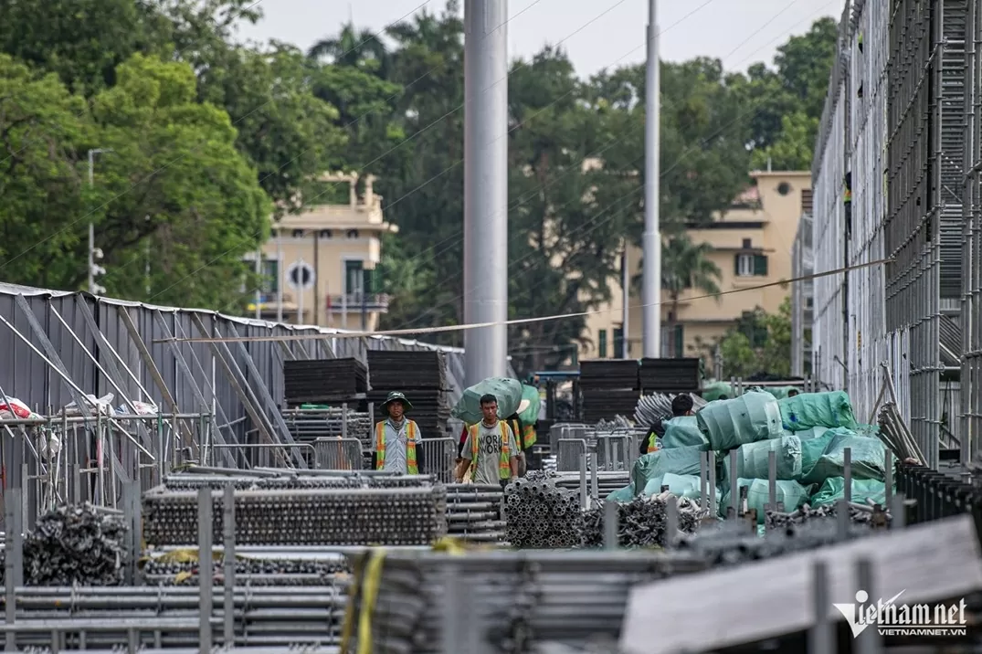 Gấp rút hoàn thiện lắp đặt các khán đài chuẩn bị Lễ diễu binh, diễu hành ngày Quốc khánh 2/9