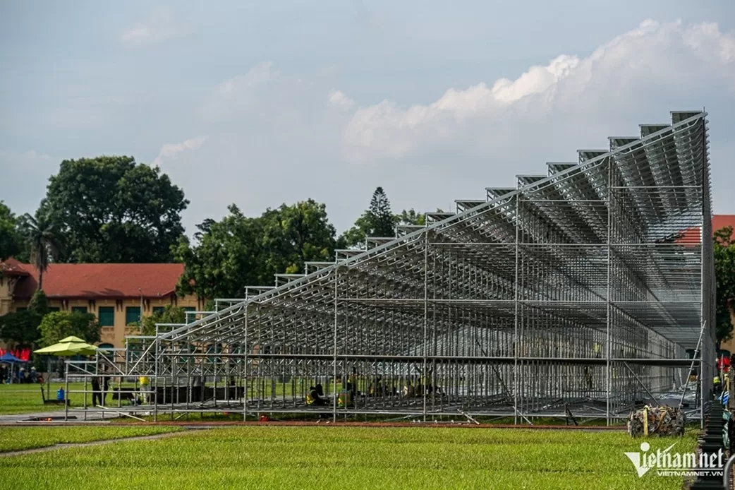 Gấp rút hoàn thiện lắp đặt các khán đài chuẩn bị Lễ diễu binh, diễu hành ngày Quốc khánh 2/9