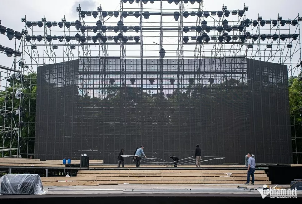 Gấp rút hoàn thiện lắp đặt các khán đài chuẩn bị Lễ diễu binh, diễu hành ngày Quốc khánh 2/9