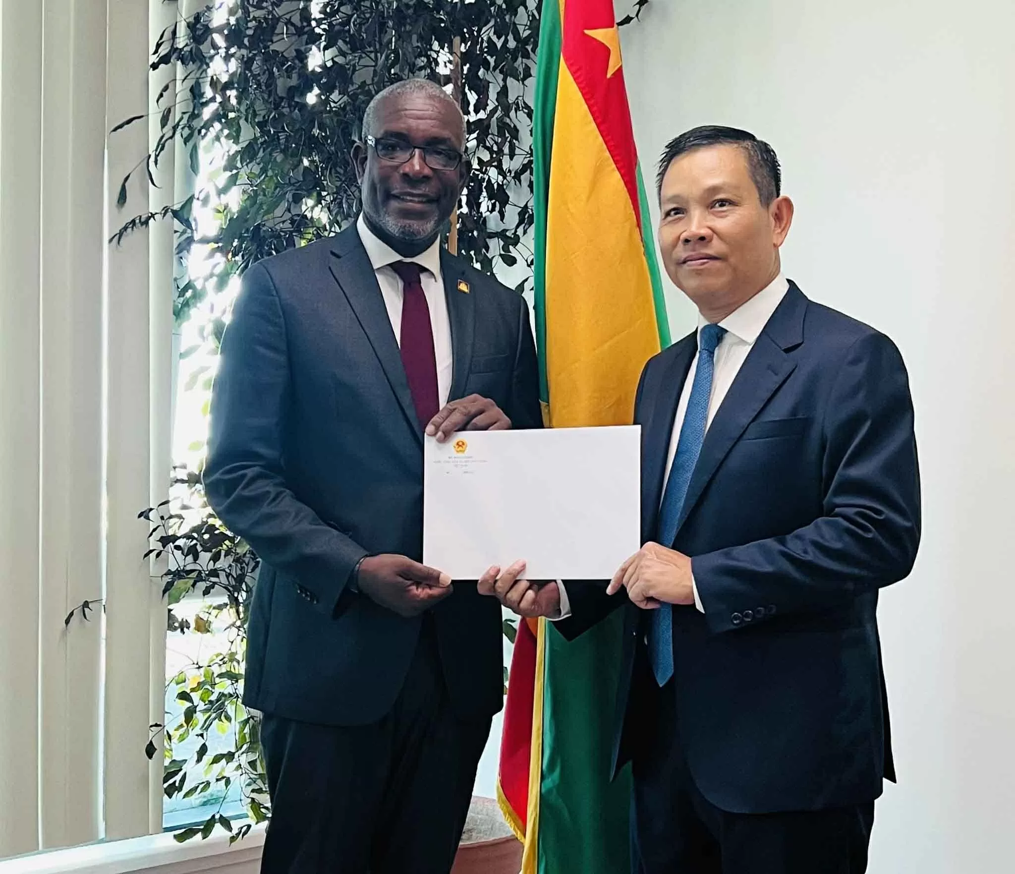 Đại sứ Vũ Trung Mỹ trình Thư ủy nhiệm lên Toàn quyền Grenada