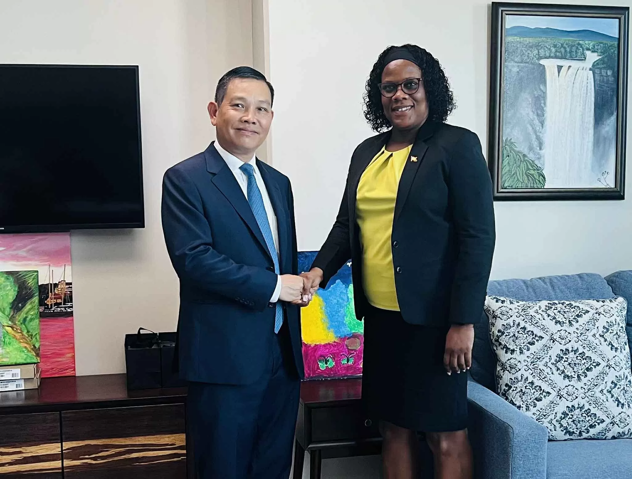 Đại sứ Vũ Trung Mỹ trình Thư ủy nhiệm lên Toàn quyền Grenada