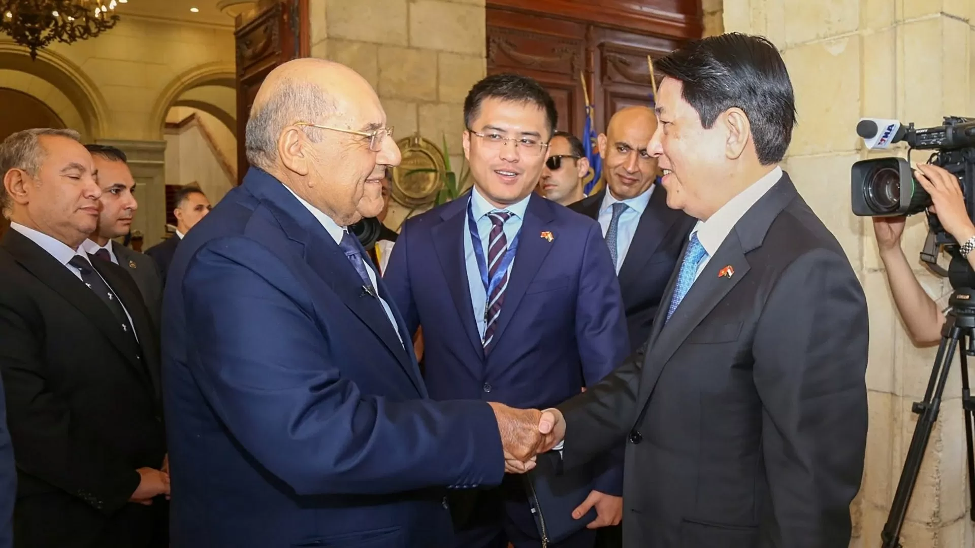 Chủ tịch Thượng viện Ai Cập Abdel-Wahab Abdel-Razeq đón Chủ tịch nước Lương Cường. (Nguồn: Báo Nhân dân)