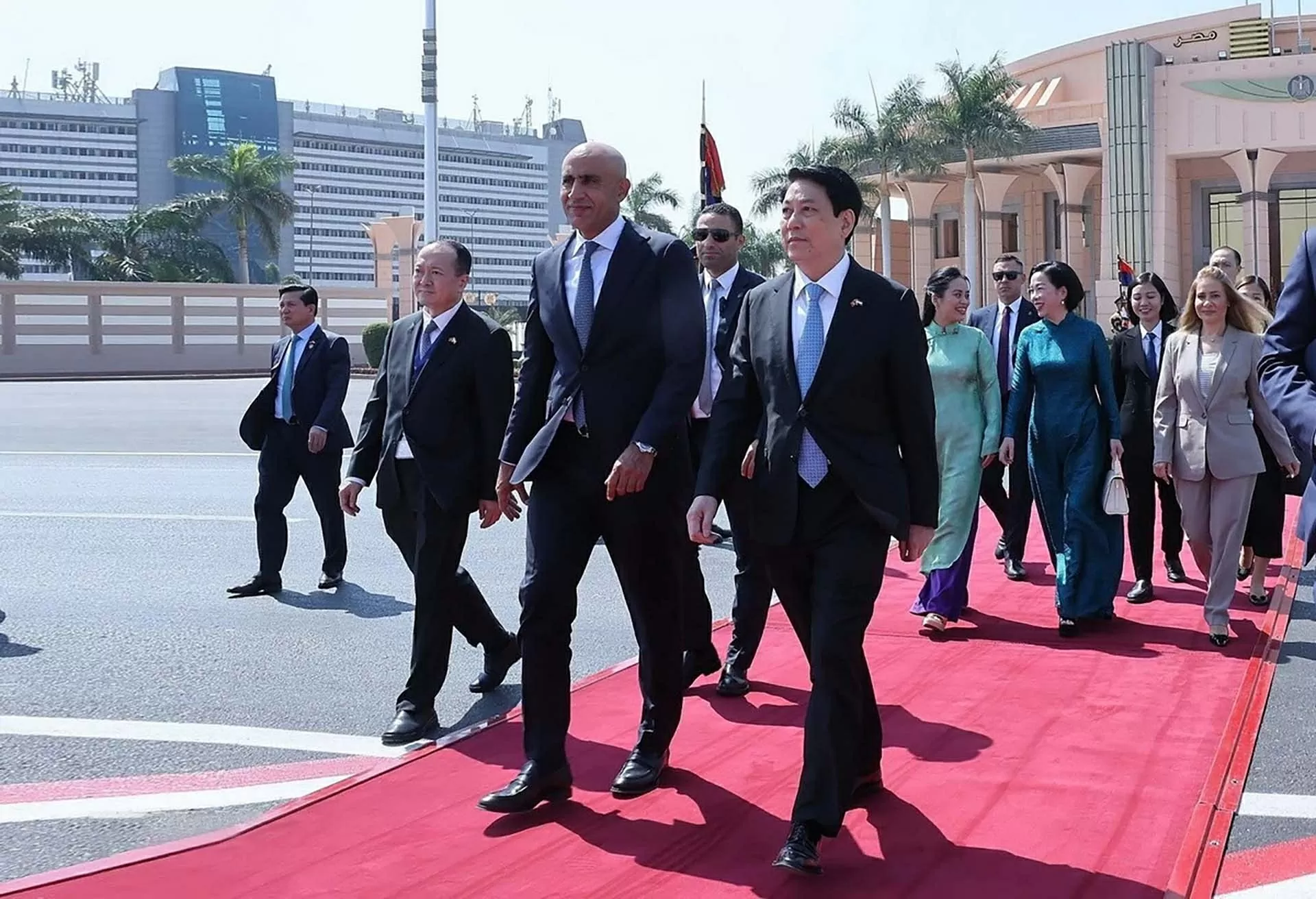 Chủ tịch nước Lương Cường và Phu nhân rời Ai Cập, lên đường thăm cấp Nhà nước tới Angola Chủ tịch nước Lương Cường và Phu nhân rời Ai Cập, lên đường thăm cấp Nhà nước tới Angola