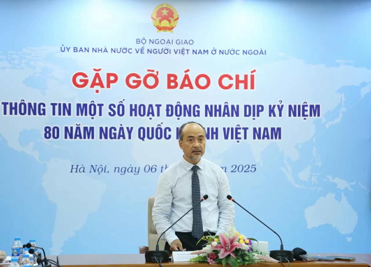 Chủ nhiệm Ủy ban Nhà nước về người Việt Nam ở nước ngoài Nguyễn Trung Kiên thông tin cho báo chí về một số các hoạt động nhân dịp Kỷ niệm 80 năm Ngày Quốc khánh. (Ảnh: Thành Long)