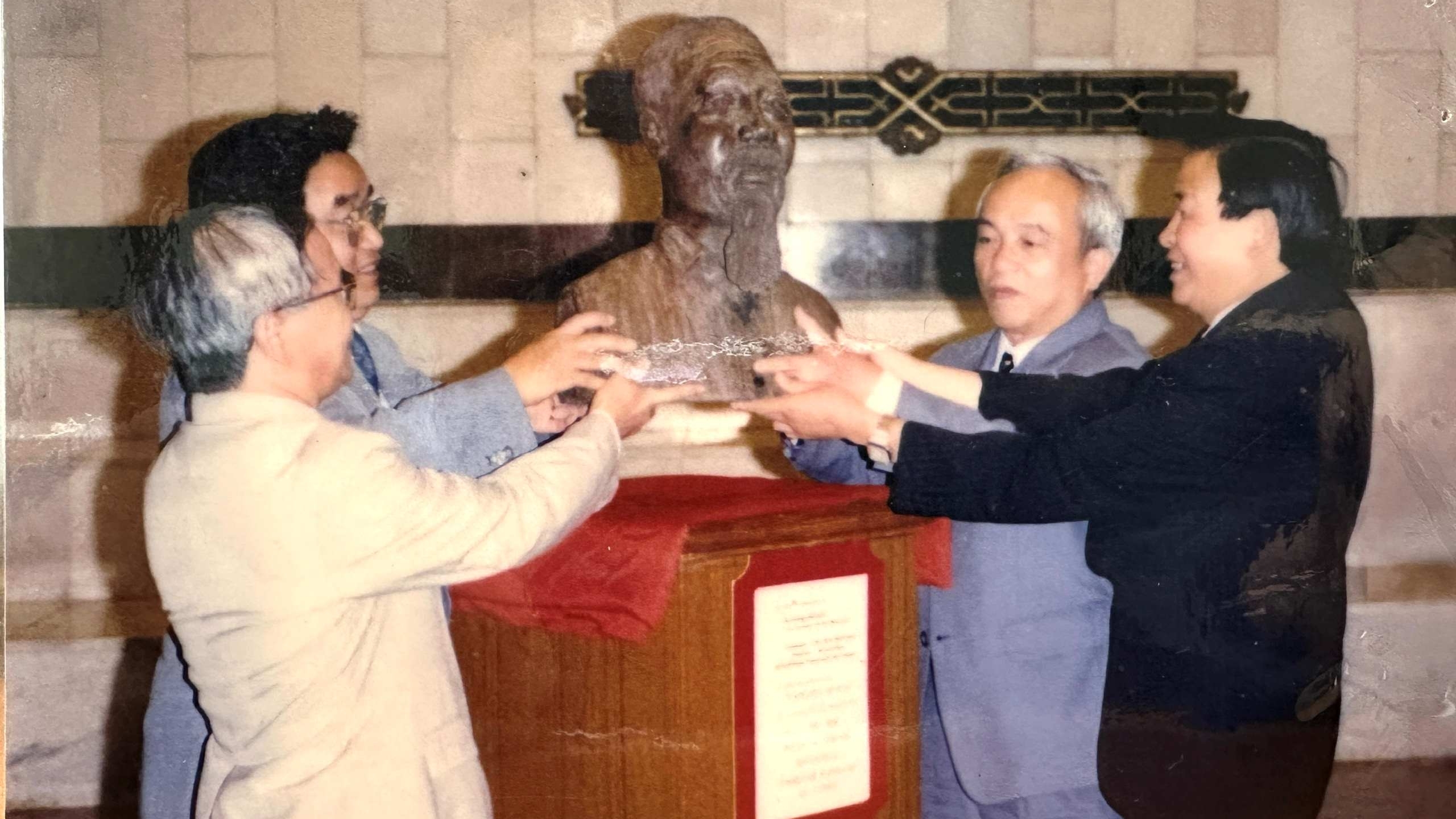 Bức tượng Bác Hồ tạc bằng trái tim của nghệ sĩ châu Phi và hành trình Cairo-Hà Nội