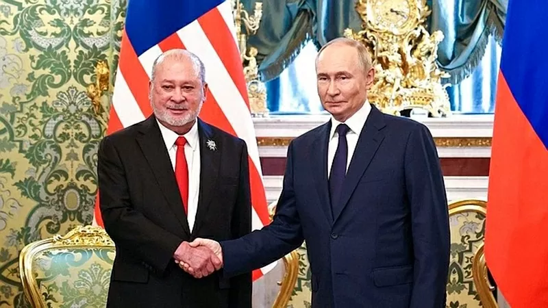 Tổng thống Nga Vladimir Putin (phải) và Quốc vương Malaysia Sultan Ibrahim hội đàm tại Điện Kremlin. (Ảnh: KREMLIN.RU)