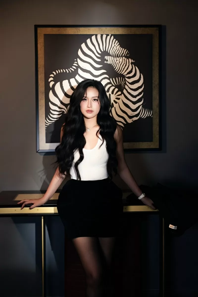 Mai Phương Thuý chụp ảnh rạng ngời đón tuổi 37, kỷ niệm 19 năm đăng quang Hoa hậu Việt Nam