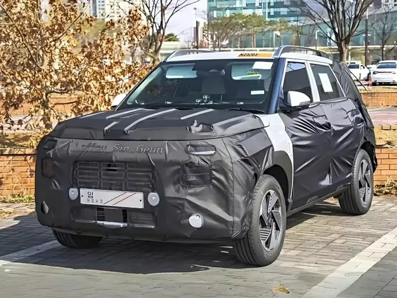 Hình ảnh chạy thử với lớp nguỵ trang kín đáo của Hyundai Venue 2025 Hình ảnh chạy thử với lớp nguỵ trang kín đáo của Hyundai Venue 2025