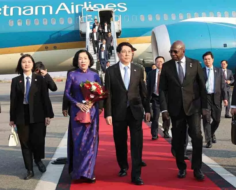 Chủ tịch nước Lương Cường và Phu nhân tới thủ đô Luanda, bắt đầu chuyến thăm cấp Nhà nước Cộng hoà Angola. (Nguồn: TTXVN)