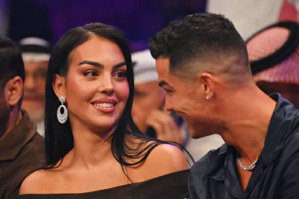 Bạn gái Ronaldo gây sốt với diện mạo mới lạ